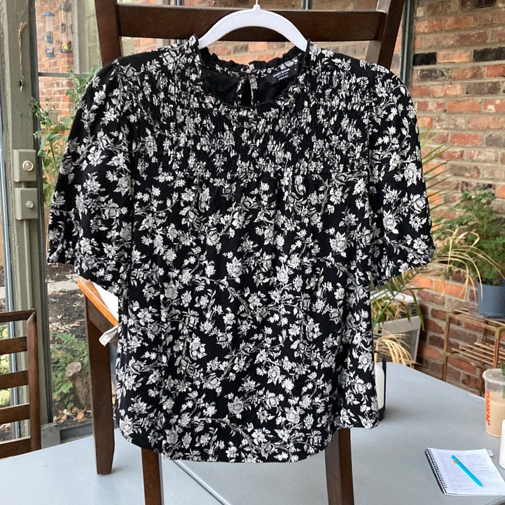 Cute cotton blouse with ruffled neck